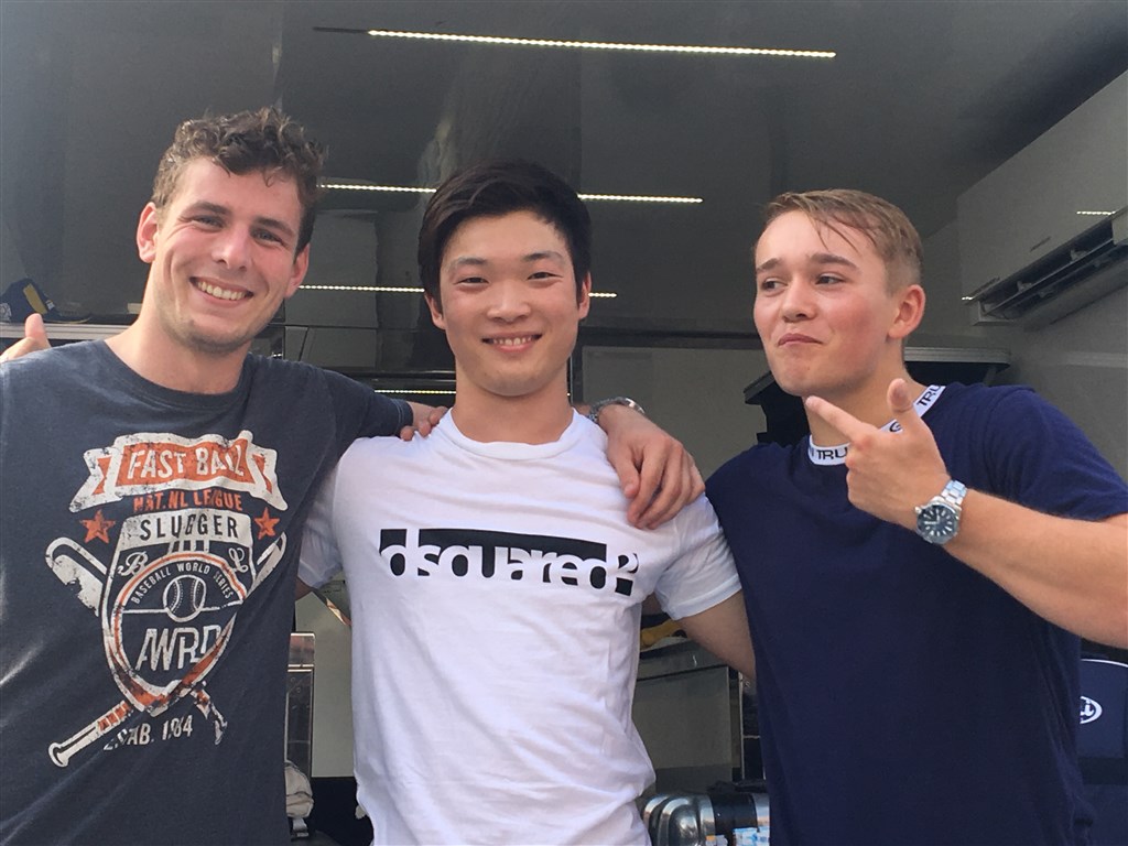 Nicolai K. sammen med teamkammeraterne Teppei Natori og Billy Monger
(Foto: Nicolai K. Racing)
